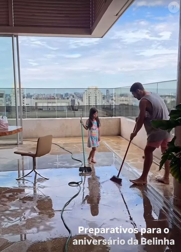 Nicolas Prattes também botou a mão na massa e participou da faxina