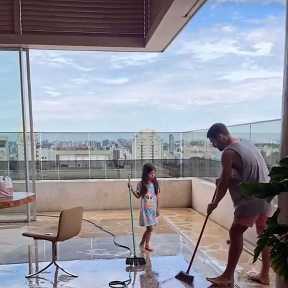 Nicolas Prattes também botou a mão na massa e participou da faxina