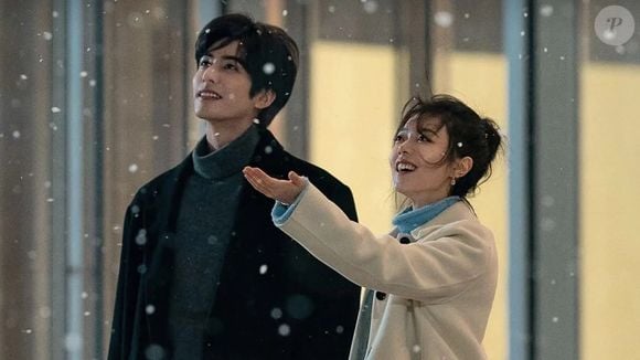 'Shine on Me' conta a história de Nie Xiguang (Zhao Jinmai), uma jovem que vive um romance intenso na faculdade, mas é obrigada a seguir em frente