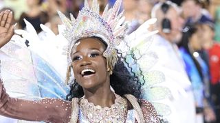 14 irmãos, parto logo após ensaio técnico e mãe na adolescência: o passado comovente e cheio de superação de Lorena Raissa, rainha da Beija-Flor aos 18 anos