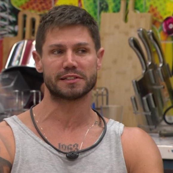 Jonas, então, disse que essa noite tem festa e é só os participantes aproveitarem as comidas da ação