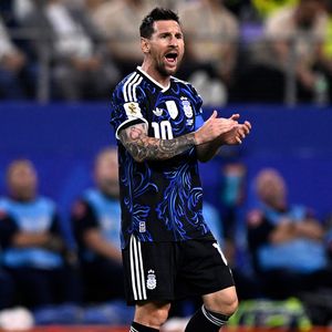 Na mesma data em que o mundo relembrou os 40 anos da "Mano de Dios", Lionel Messi brilhou diante da Áustria, marcou dois gols e se tornou o maior artilheiro da história das Copas do Mundo
