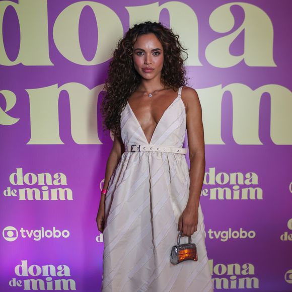 Giovana Cordeiro mostrou beleza e simpatia na festa de lançamento de Dona de Mim