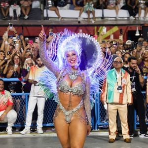 Paolla Oliveira não escondeu sua emoção ao desfilar pelo último ano como Rainha da Grande Rio