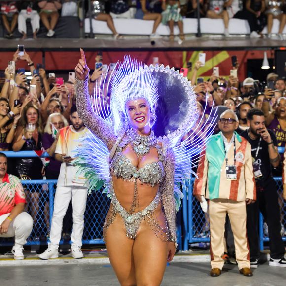 Paolla Oliveira não escondeu sua emoção ao desfilar pelo último ano como Rainha da Grande Rio