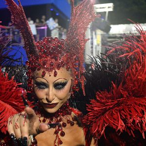 Sabrina Sato também desfilou com lentes de contato