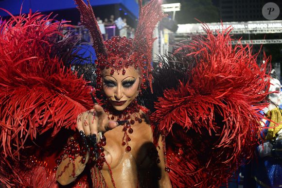 Sabrina Sato também desfilou com lentes de contato