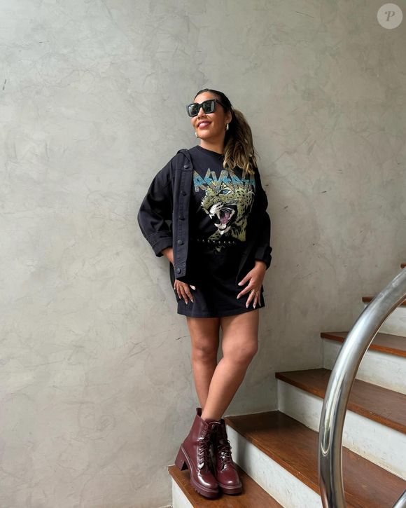 O cabelo crespo deu lugar a um ondulado com luzes no visual da ex de Davi