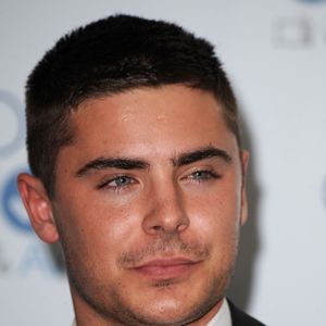 2011: e Zac Efron com o cabelo militar? O ator ficou um gato com esse look, que não voltou a se repetir