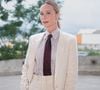 A atriz Mariana Ximenes surgiu usando um terno monocromático em tom areia, com modelagem oversized e lapelas largas, transmitindo uma imagem sofisticada e poderosa sem esforço aparente no Rio2C