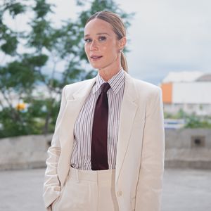 A atriz Mariana Ximenes surgiu usando um terno monocromático em tom areia, com modelagem oversized e lapelas largas, transmitindo uma imagem sofisticada e poderosa sem esforço aparente no Rio2C