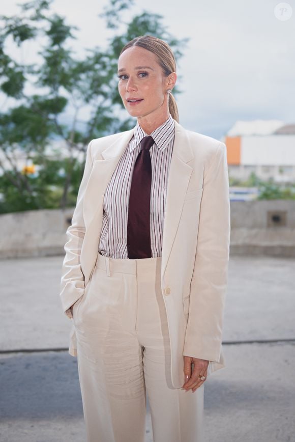 A atriz Mariana Ximenes surgiu usando um terno monocromático em tom areia, com modelagem oversized e lapelas largas, transmitindo uma imagem sofisticada e poderosa sem esforço aparente no Rio2C