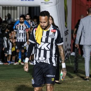 Mesmo ausente por precaução após diagnóstico de Covid-19, Neymar foi o nome mais comentado na inauguração do novo CT do Santos, marcando presença pelas palavras do pai e pela expectativa de renovação