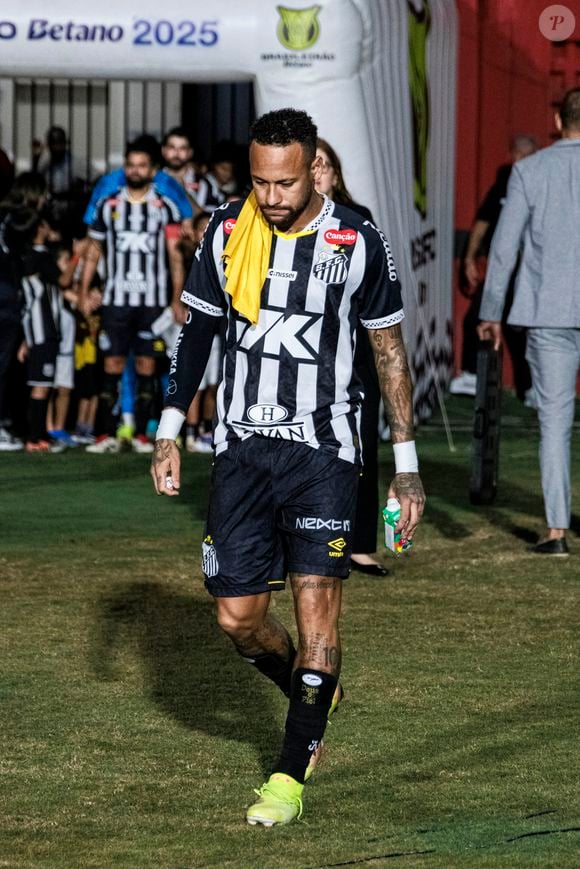 Mesmo ausente por precaução após diagnóstico de Covid-19, Neymar foi o nome mais comentado na inauguração do novo CT do Santos, marcando presença pelas palavras do pai e pela expectativa de renovação