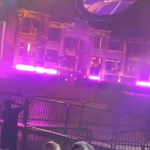 Durante a passagem de som da emocionante “Vanish Into You”, Gaga acenou para os fãs através do telão e desceu do palco para cumprimentá-los de perto