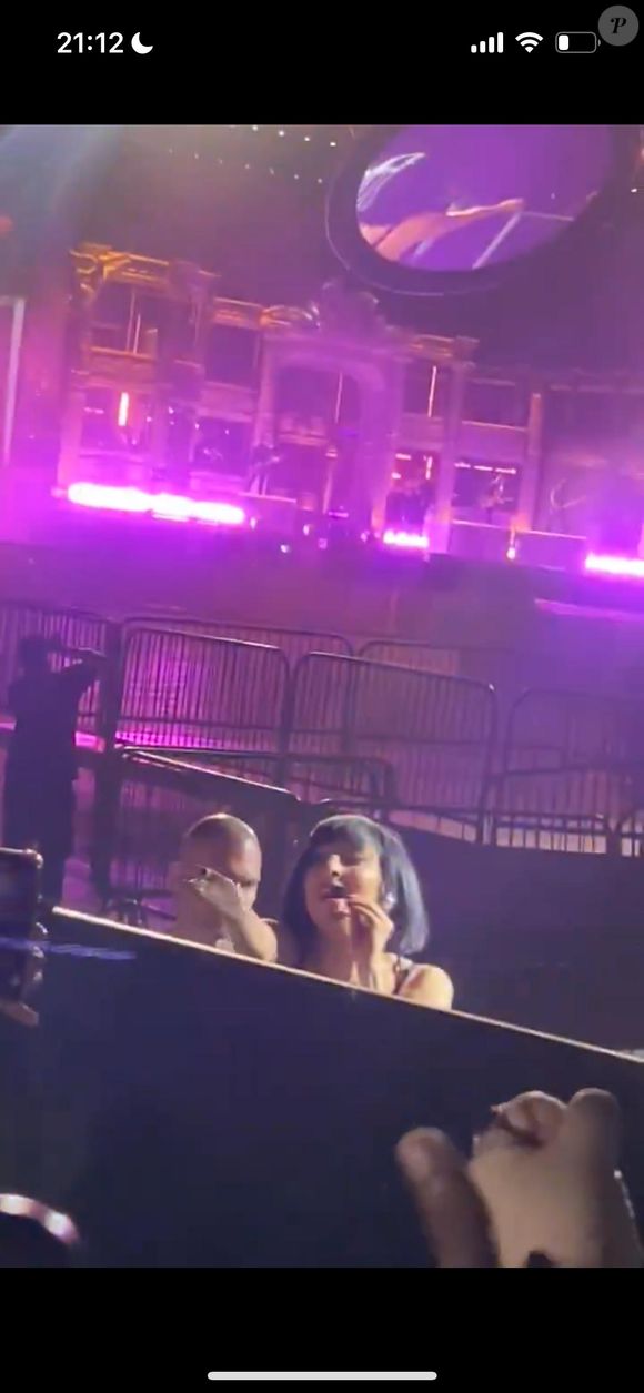 Durante a passagem de som da emocionante “Vanish Into You”, Gaga acenou para os fãs através do telão e desceu do palco para cumprimentá-los de perto