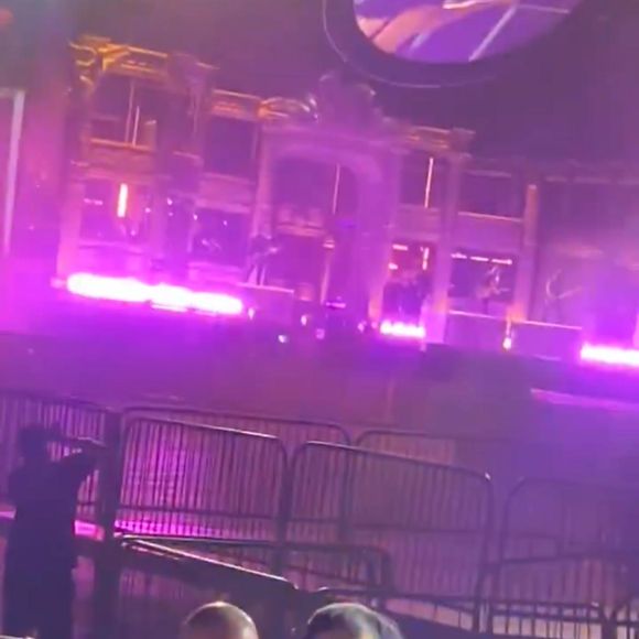 Durante a passagem de som da emocionante “Vanish Into You”, Gaga acenou para os fãs através do telão e desceu do palco para cumprimentá-los de perto