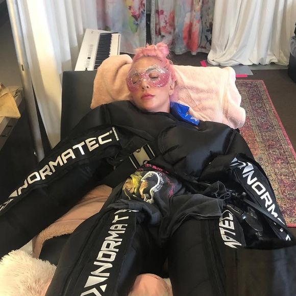 Gaga também já mencionou fazer hidroginástica e natação, atividades de baixo impacto ideais para quem sofre de dores musculares, como no caso da fibromialgia.