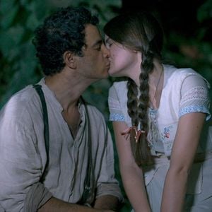 Mafalda (Camila Queiroz) troca Romeu (Klebber Toledo) por Zé dos Porcos (Anderson Di Rizzi) no altar, no último capítulo da novela 'Êta Mundo Bom!'