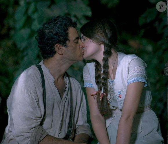 Mafalda (Camila Queiroz) troca Romeu (Klebber Toledo) por Zé dos Porcos (Anderson Di Rizzi) no altar, no último capítulo da novela 'Êta Mundo Bom!'