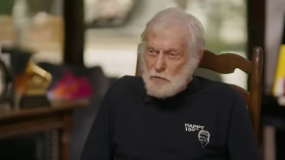 Dick Van Dyke, 100 anos, liga falta de sentimentos ruins à longa vida: 'Sempre achei que a raiva é algo que corrói o interior de uma pessoa'