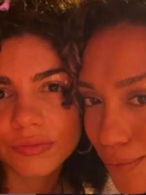 De novela da Globo para romance na Sapucaí! Duas atrizes do remake de 'Vale Tudo' engatam namoro discreto e curtem a folia no Carnaval do Rio