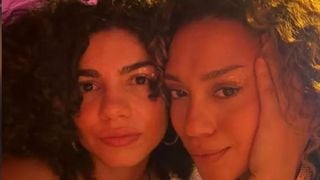 De novela da Globo para romance na Sapucaí! Duas atrizes do remake de 'Vale Tudo' engatam namoro discreto e curtem a folia no Carnaval do Rio