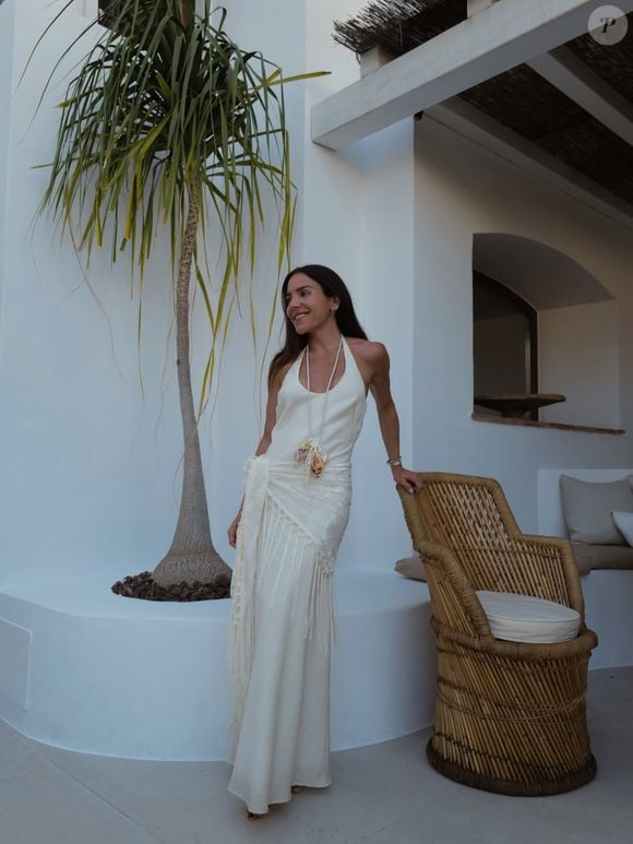 Um look da influenciadora Paula Ordovás é uma excelente inspiração para usar a sapatilha da Constance tanto de dia quanto à noite