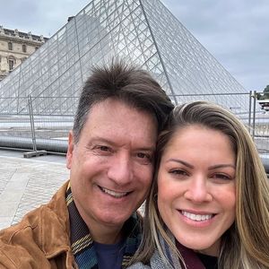 Aqui, Jacqueline Brazil e Luiz Carlos Jr. estiveram no Louvre, em Paris
