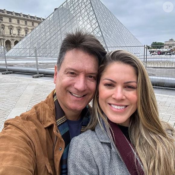 Aqui, Jacqueline Brazil e Luiz Carlos Jr. estiveram no Louvre, em Paris