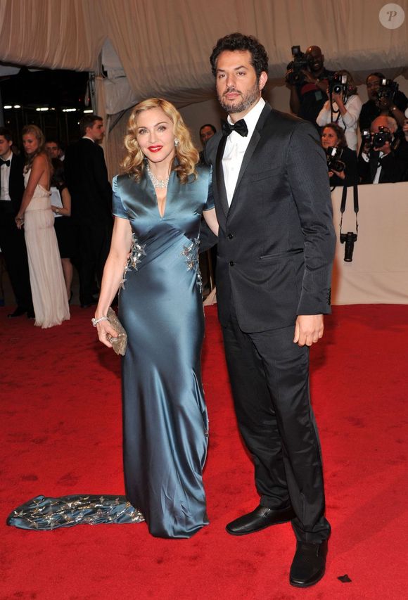 Guy Oseary, empresário de Madonna, colaborou com 10 mil dólares (R$ 51,9 mil)