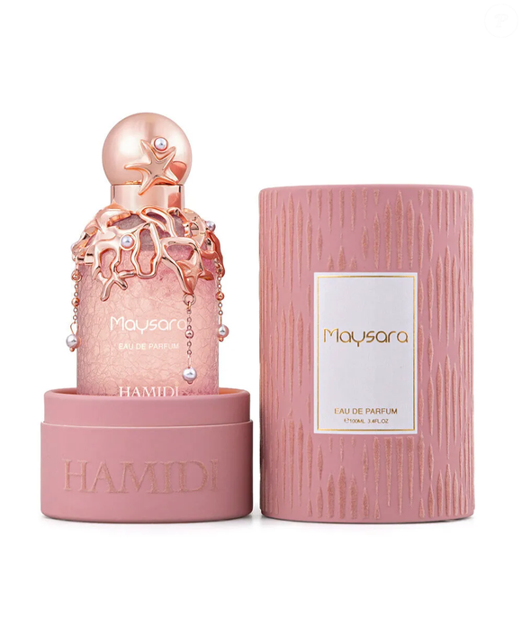 O Maysara Eau de Parfum, da Hamidi, apresenta uma composição que combina lichia, pimenta-rosa e bergamota na saída, seguida por notas de rosa e peônia. No fundo, pralinê, sândalo e incenso contribuem para o perfil quente e envolvente da fragrância