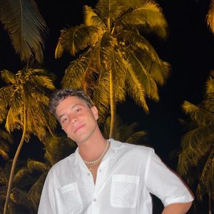 Jade Picon surgiu beijando André Lamoglia no rosto, mas o ator postou a foto e depois apagou