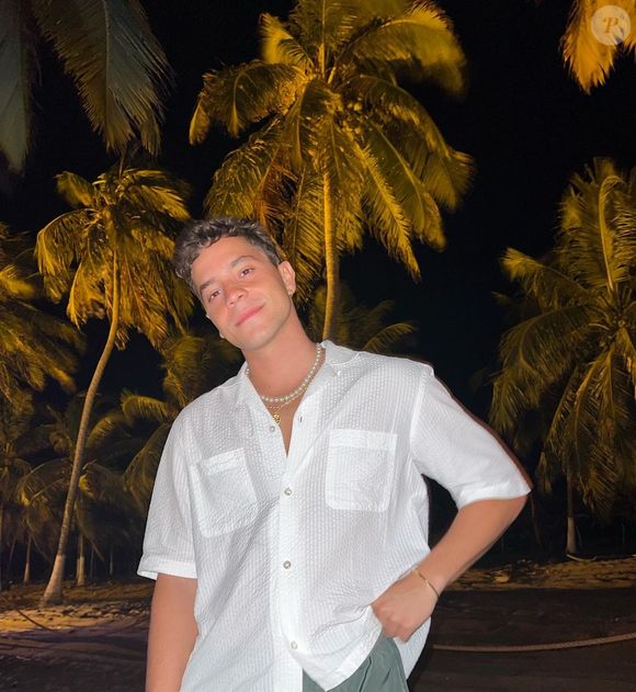 Jade Picon surgiu beijando André Lamoglia no rosto, mas o ator postou a foto e depois apagou