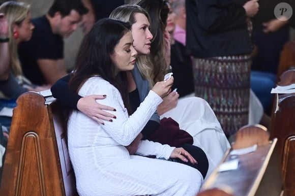 Li Martins foi fotografada por paparazzo enquanto chorava durante a missa de JP Mantovani
