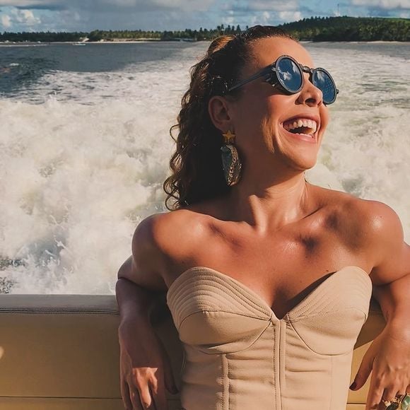 Fernanda Souza é apresentadora da segunda temporada de 'Ilhados com a Sogra'