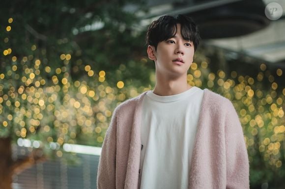 Lee Jun-young, que vive o músico Hong Shi-joon, tem 28 anos