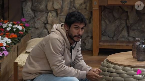 Michelle Barros e Shia no Super Paiol de 'A Fazenda 17'? Enquete UOL revela cenário arriscado para casal polêmico