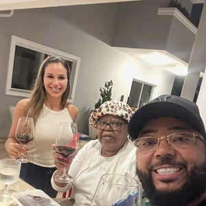 O historiador Luiz Antônio Simas, citado pelo G1, explica que o gurufim mistura luto e festa e mantém viva a essência de quem partiu. Em maio, Dudu Nobre publicou um carrossel com momentos ao lado da mãe