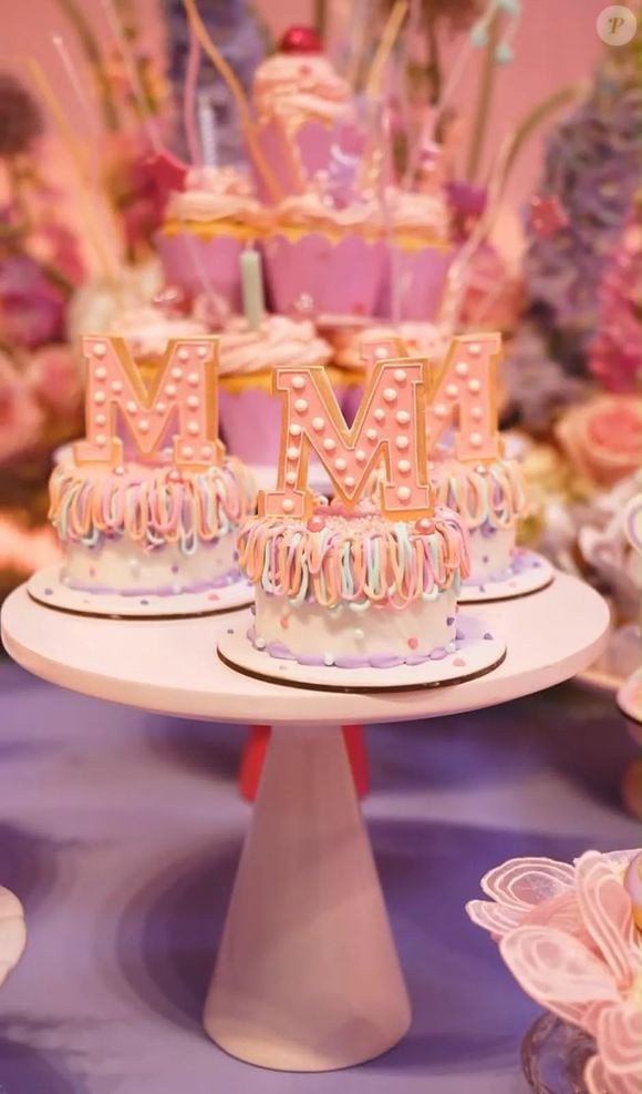A mesa de doces do aniversário de Mavie também entrou no clima da festa, com bolos, guloseimas e detalhes personalizados em meio à decoração colorida