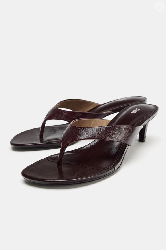 O salto fino médio faz desta sandália marrom da Zara uma aposta certeira para acompanhar vestidos, alfaiataria e produções sofisticadas.