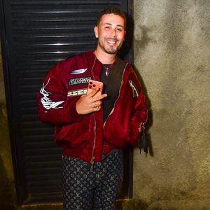 Em vídeos publicados, o influenciador contou que recebeu o doce sem saber inicialmente do que se tratava.