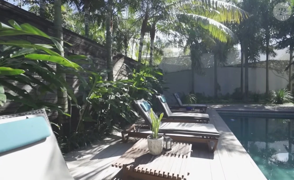 Academia completa, sala de cinema privativa e ampla área gourmet integrada à piscina, cenários frequentemente utilizados em seus vídeos.