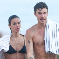 'Aqui não': o pedido em tom de advertência que Shawn Mendes deu em paparazzo após flagra ilegal com Bruna Marquezine