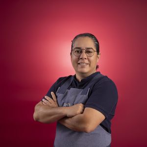 Arika Messa – Arika, de 42 anos, nasceu em Porto Alegre e mora em Canela, no Rio Grande do Sul, com a esposa e duas filhas. Chef de cozinha e professora, ela chega ao ‘Chef de Alto Nível’ determinada a mostrar para as filhas que é possível vencer trabalhando com o que se ama, no caso dela, a cozinha