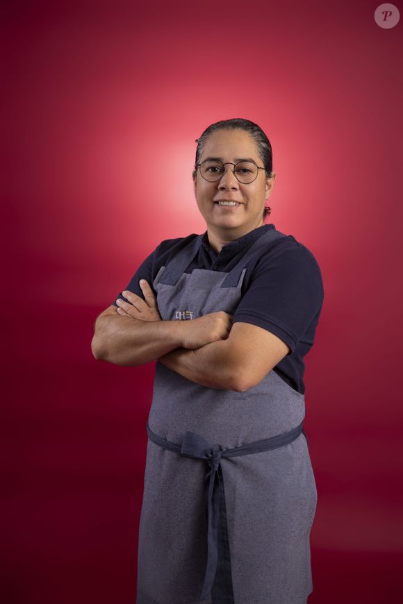 Arika Messa – Arika, de 42 anos, nasceu em Porto Alegre e mora em Canela, no Rio Grande do Sul, com a esposa e duas filhas. Chef de cozinha e professora, ela chega ao ‘Chef de Alto Nível’ determinada a mostrar para as filhas que é possível vencer trabalhando com o que se ama, no caso dela, a cozinha