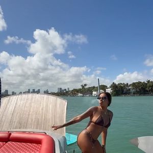 Ludmilla aproveita dia de sol a bordo de um iate nos Estados Unidos; cantora aparece descontraída curtindo o passeio e fumando com vista para o mar
