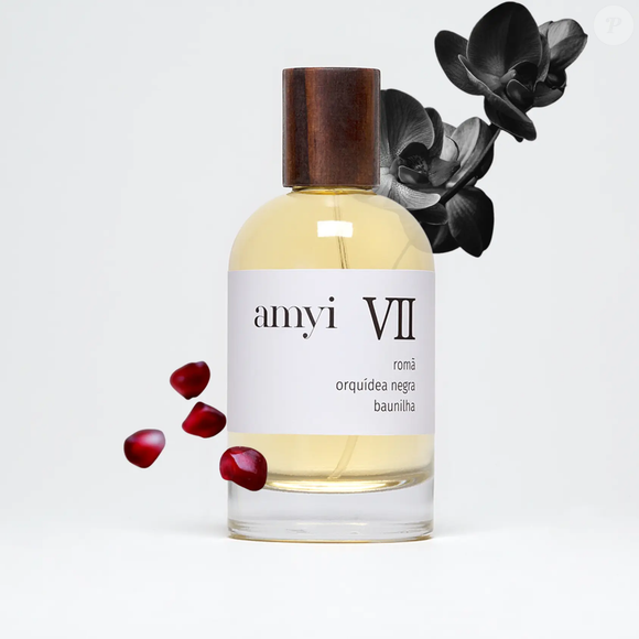 Romã, orquídea negra e baunilha: Amyi VII, da Amyi, combina nuances adocicadas com uma proposta quente e iluminada, descrita como uma fragrância que acolhe como um abraço