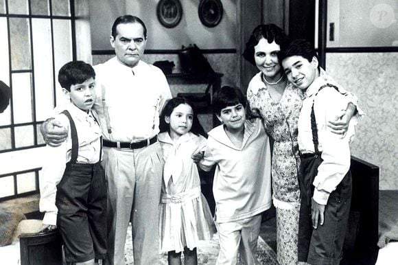 Othon Bastos acumula mais de 70 anos de carreira - na foto de 1994 em 'Éramos Seis' ao lado de Wagner Santisteban (à esquerda), Irene Ravache e Caio Blat (à direita)