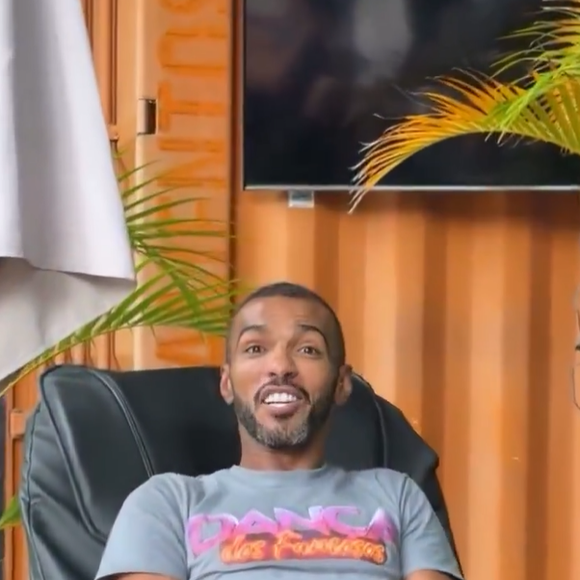 Richarlyson ri de piada sobre 'volume do berimbau' e se compara a um amendoim